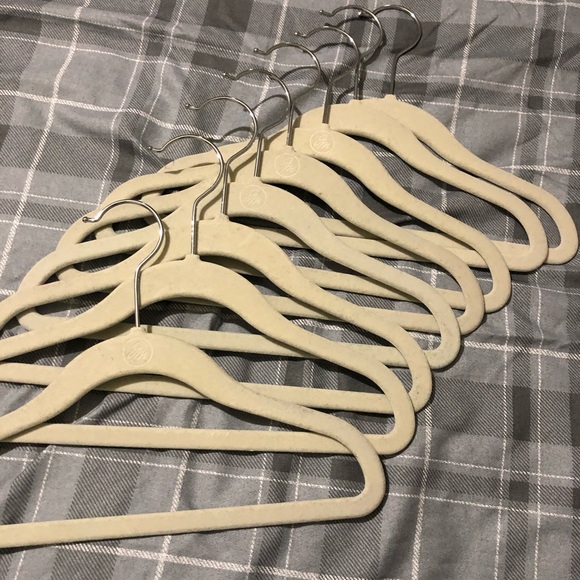 Pack of 8 cream/white kid hangers velvet material - Picture 5 of 8
